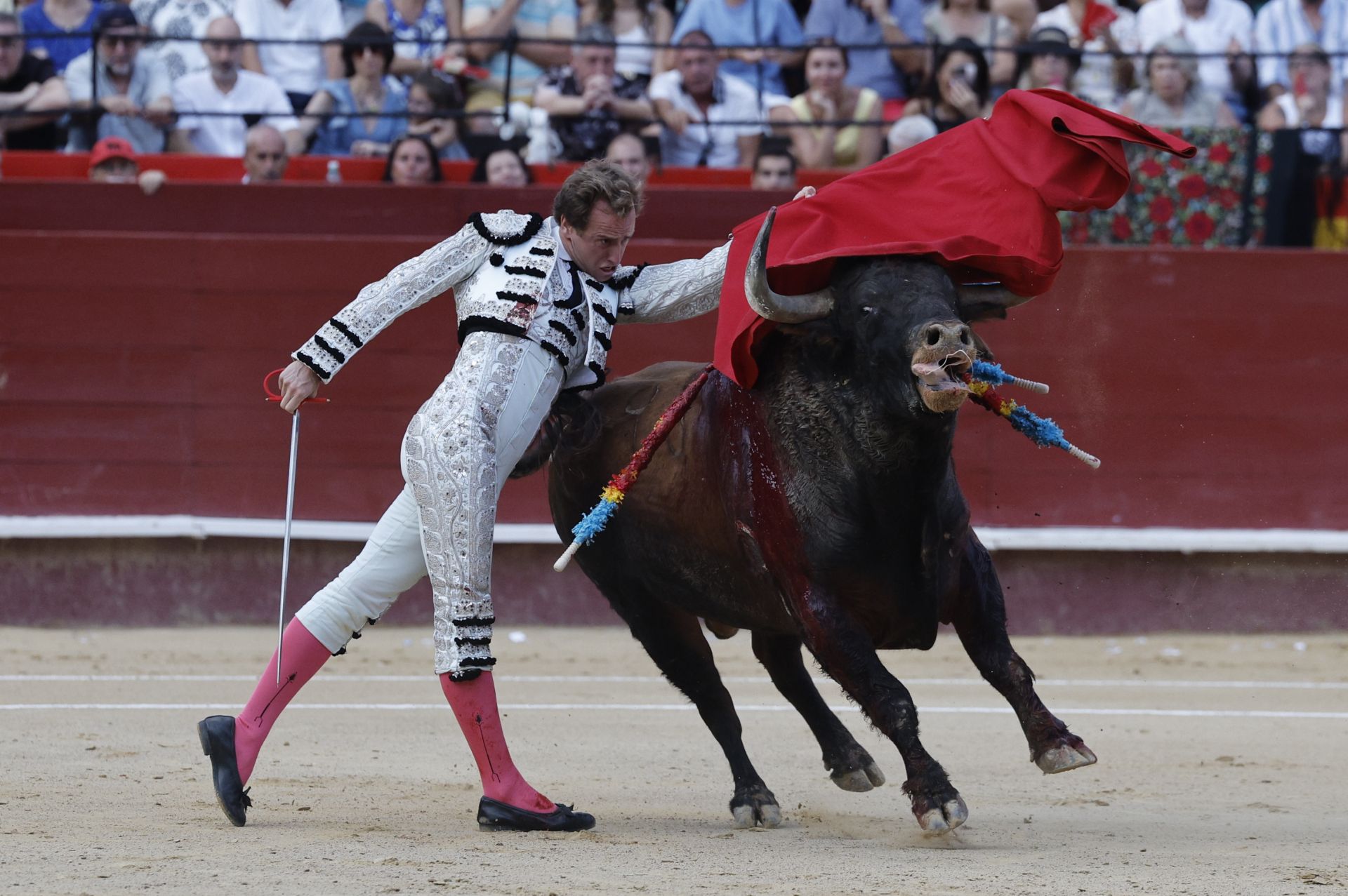 El torero Román Collado da un pase a su primer toro