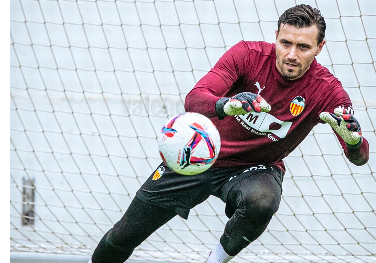 El portero macedonio blocando el balón en un entrenamiento.