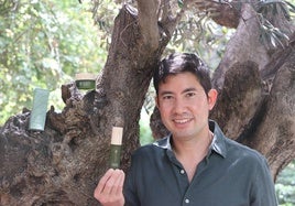 Luis Cabedo Tseng, con algunos de los productos elaborados con aceite de oliva virgen extra.