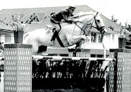 Martínez de Vallejo, en un salto durante una competición.