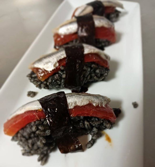 Niguiri de arroz negro Albufera, sandía asada y boquerón en vinagre.