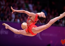 Polina Berezina, durante un ejercicio de pelota.