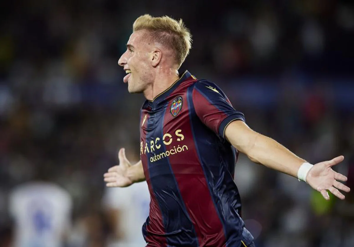 Cantero celebrando un gol marcado con el Levante.