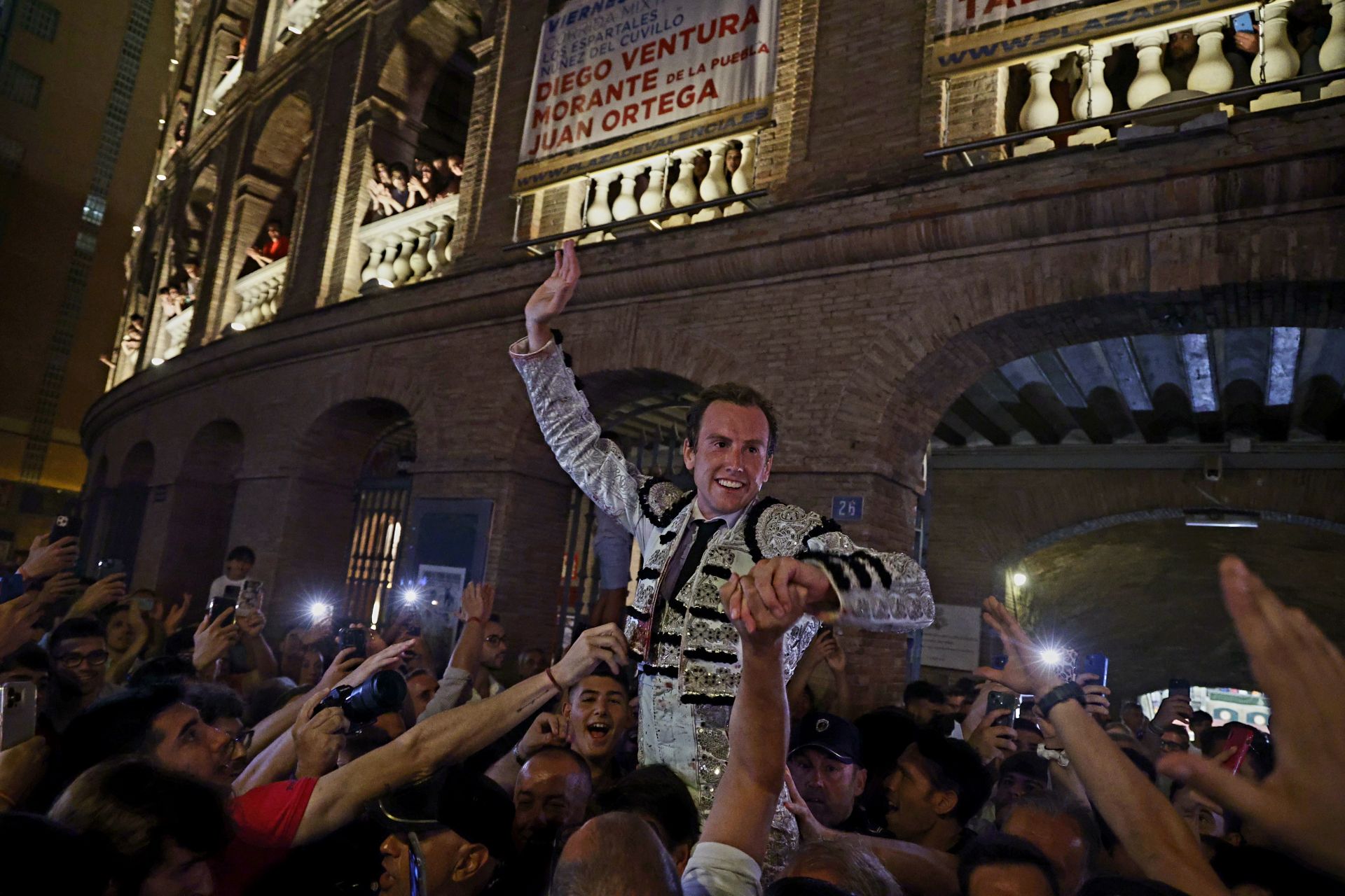 Román sale a hombros de la plaza de Valencia