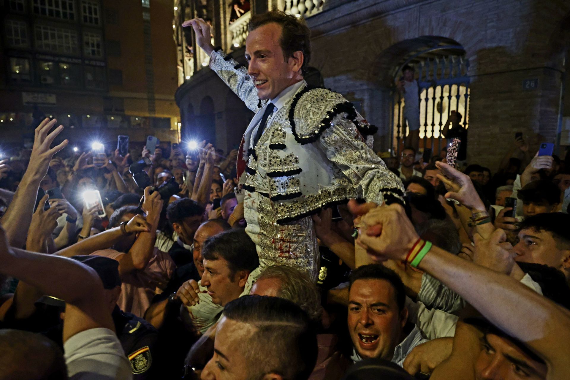 Román sale a hombros de la plaza de Valencia