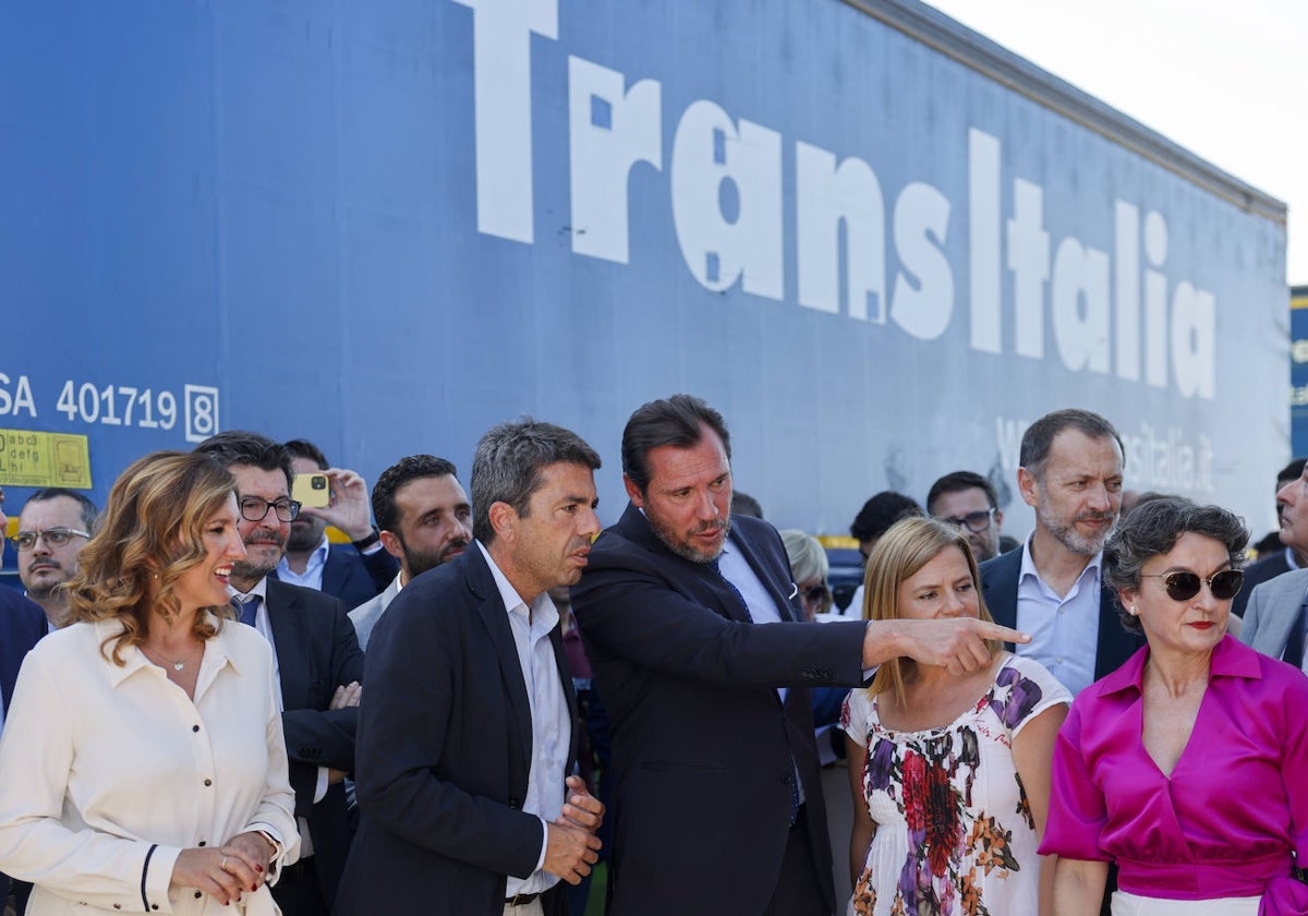 La alcaldesa de Valencia, María José Catalá, el president de la Generalitat, Carlos Mazón, y el ministro de Transportes, Óscar Puente.