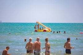 Bañistas en una playa de Cullera