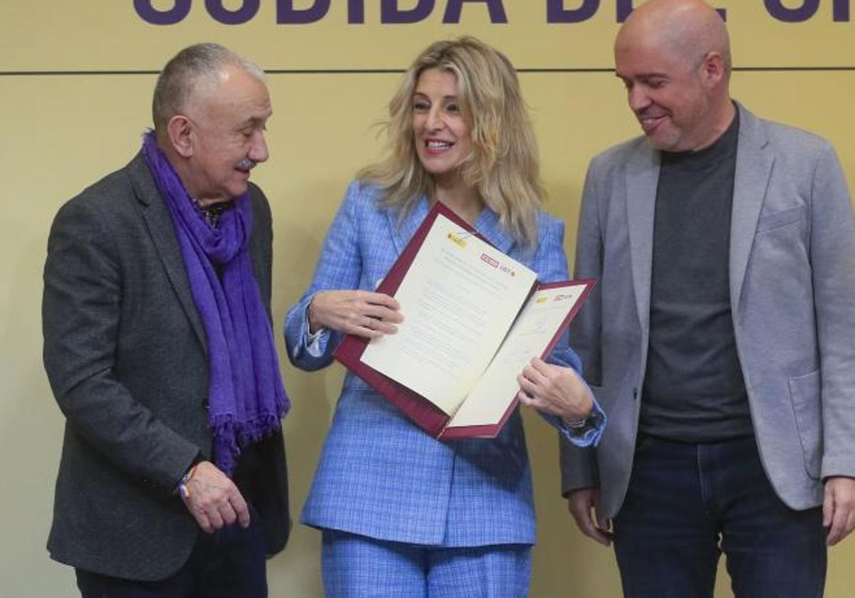 La vicepresidenta segunda del Gobierno y ministra de Trabajo y Economía Social, Yolanda Díaz (c), posa con los secretarios generales de CCOO, Unai Sordo (d), y UGT, Pepe Álvarez