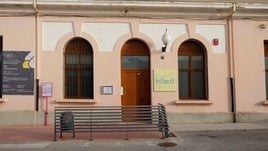 Fachada de la escoleta de Bocairent.