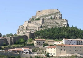 El castillo de Morella con las casas del municipio enfrente.