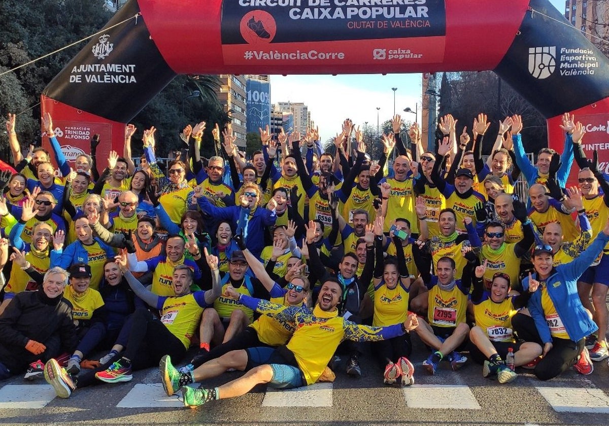 Integrantes de Runners Ciutat de València, tras la edición de la carrera que el año pasado organizó el club, con salida y llegada junto a Mestalla.