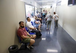 Pacientes esperando en el centro de salud de Malilla.