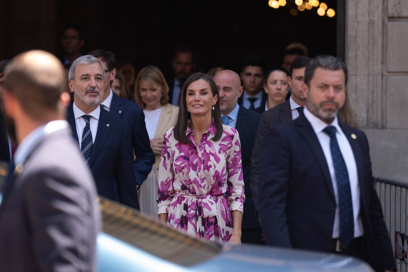 La Reina Letizia se rinde a uno de los colores de moda, el buganvilla