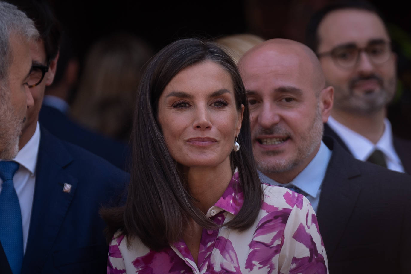 La Reina Letizia se rinde a uno de los colores de moda, el buganvilla