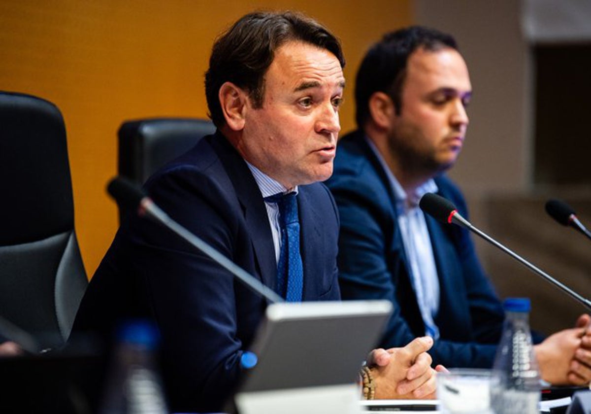 José Danvila durante una reunión del Levante UD.