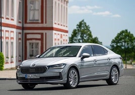 Diseño muy elegante y cuidado. El Skoda Superb se ofrece en tres acabados y sus precios van desde los 40.850 a los 53.950 euros.