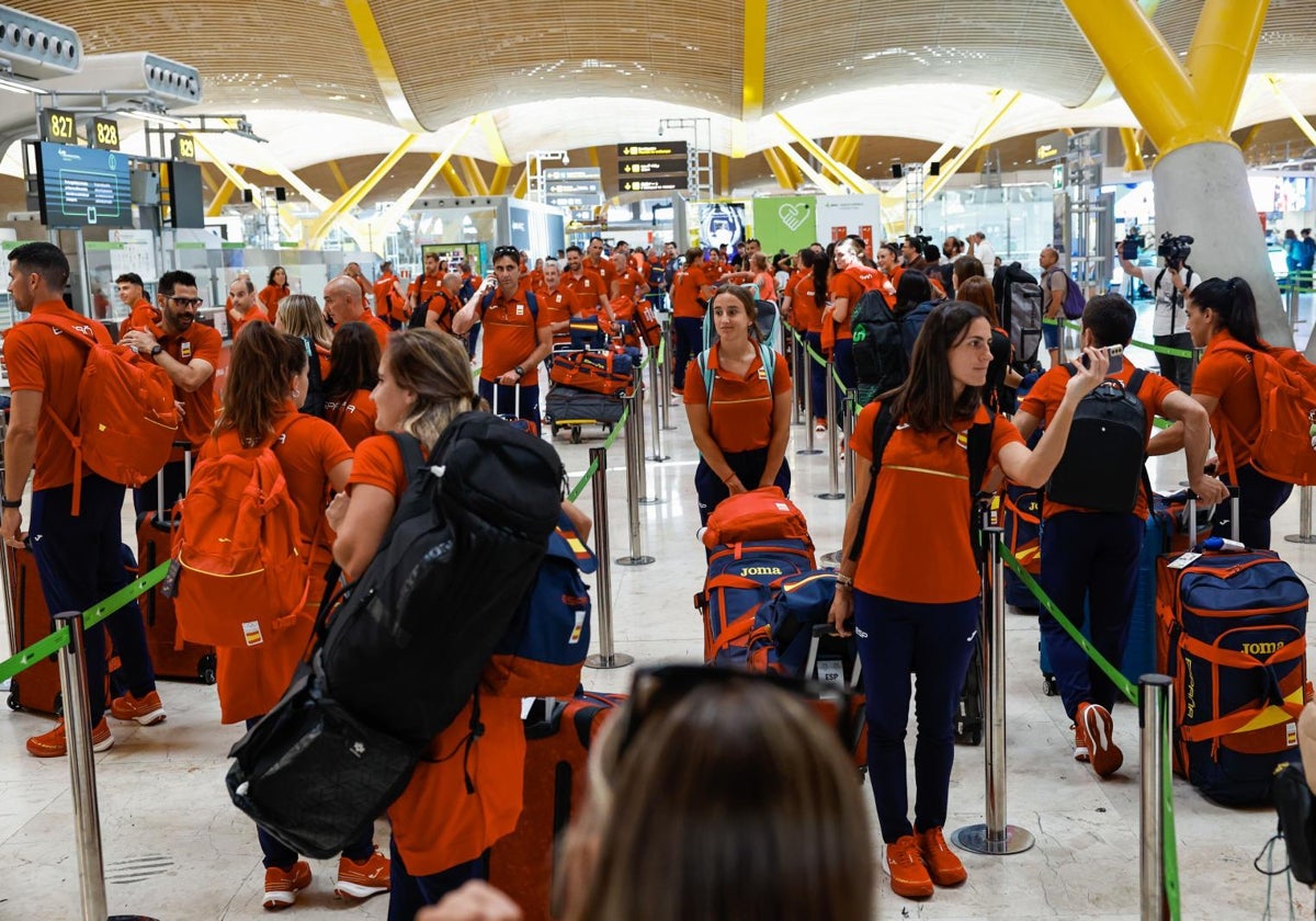 Atletas olímpicos en Barajas antes de viajar este martes hacia París.