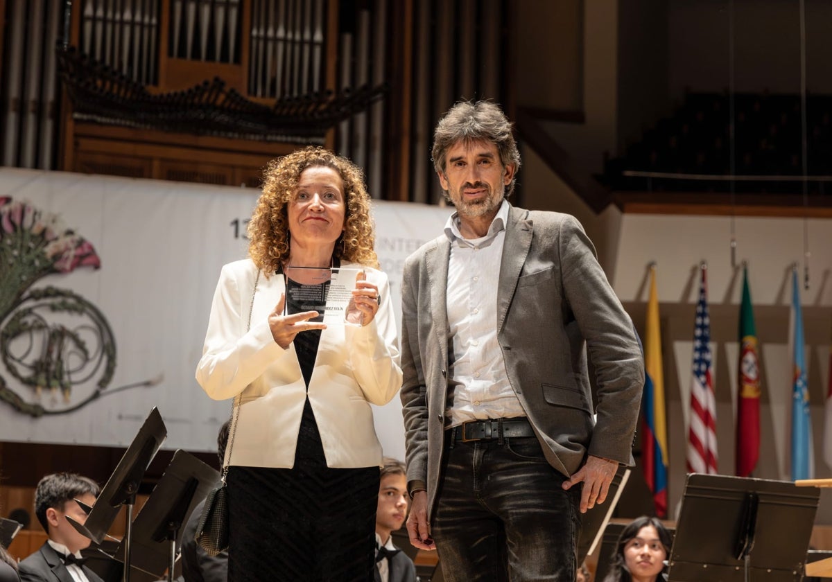 Chulià y el concejal de Cultura, José Luis Moreno, al recibir la distinción.