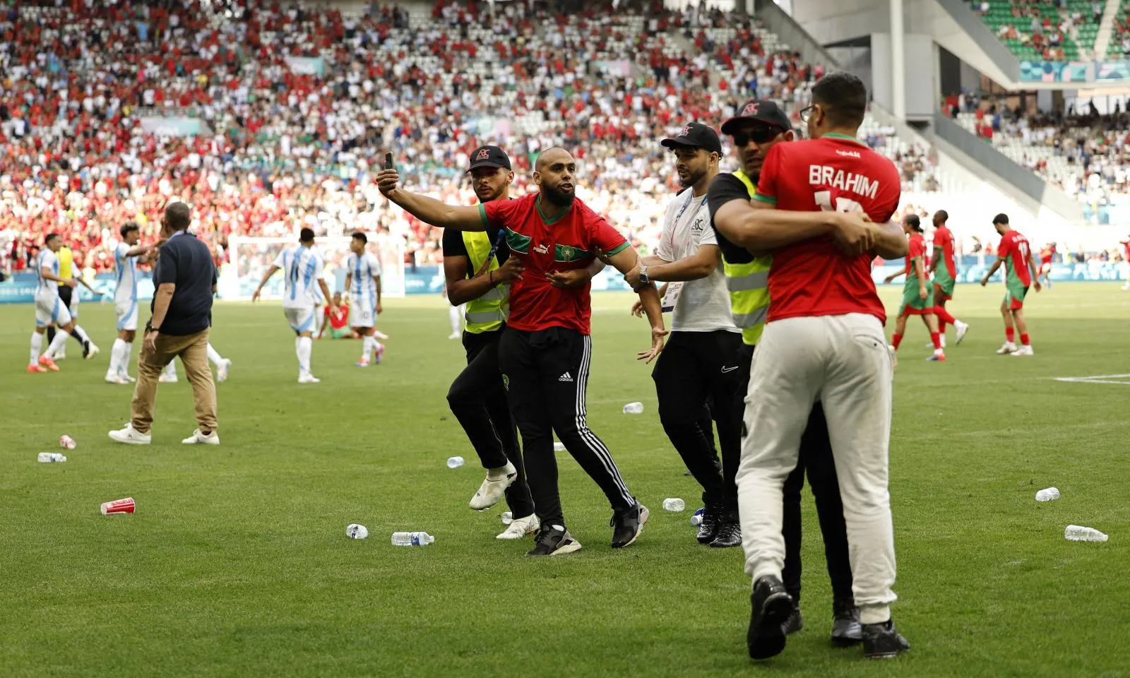 Imagen secundaria 1 - Invasión de campo en el partido.