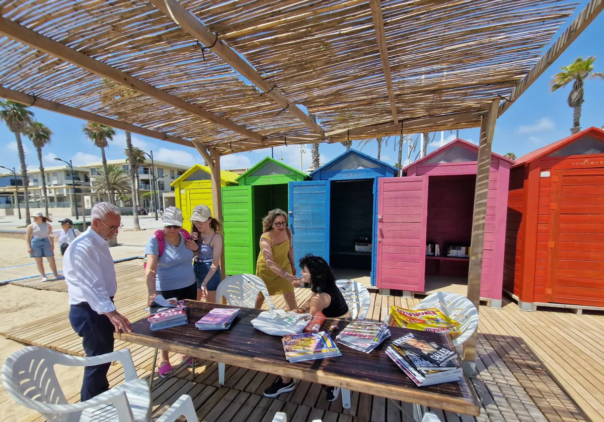 La Biblioteca Municipal de Alboraya se traslada a la orilla del mar hasta el 30 de agosto 