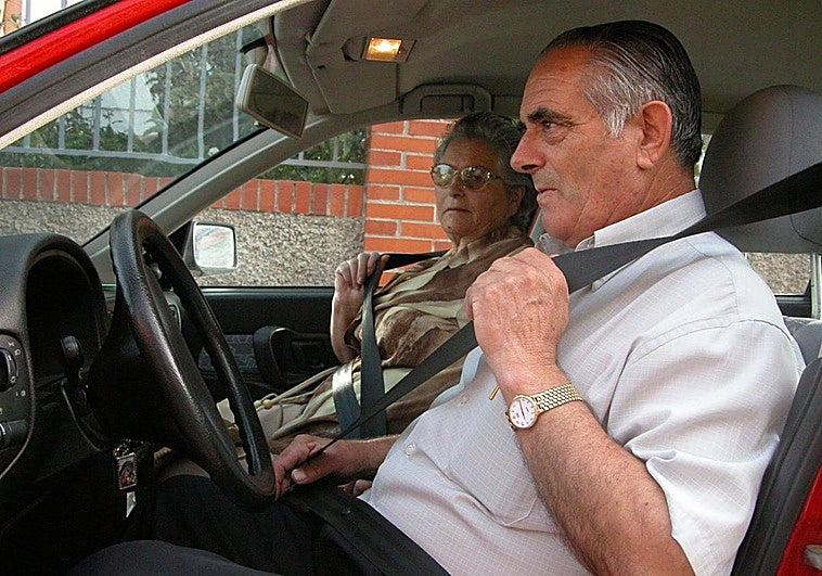 Una persona mayor al volante, imagen de archivo.