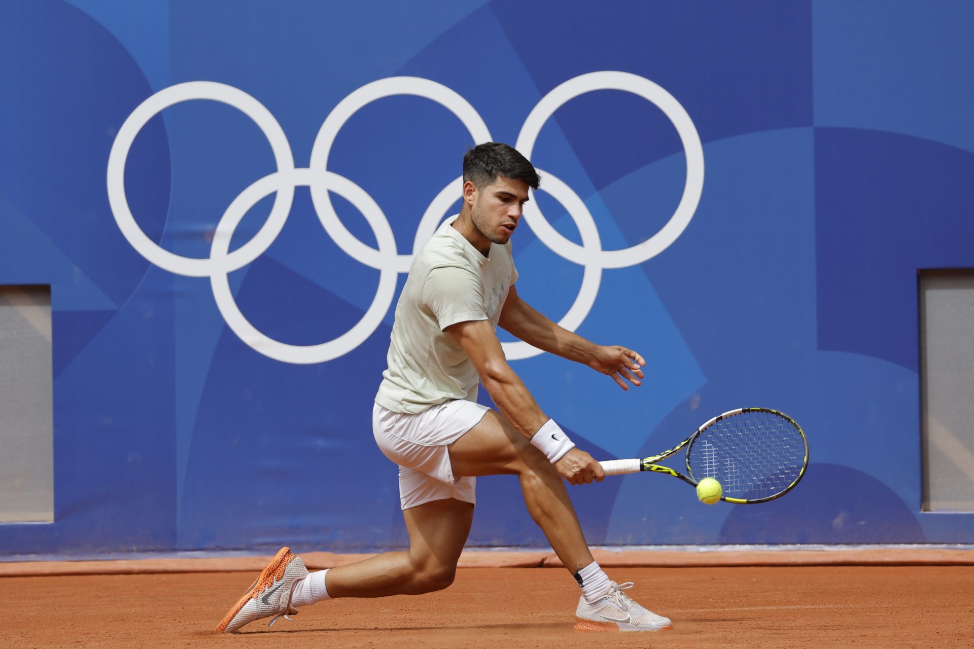 Carlos Alcaraz durante un entrenamiento en los Juegos Olímpicos de París 2024.