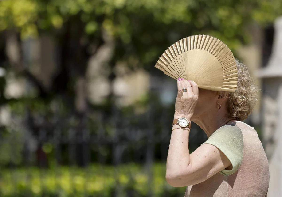 Una mujer se protege de las altas temperaturas.