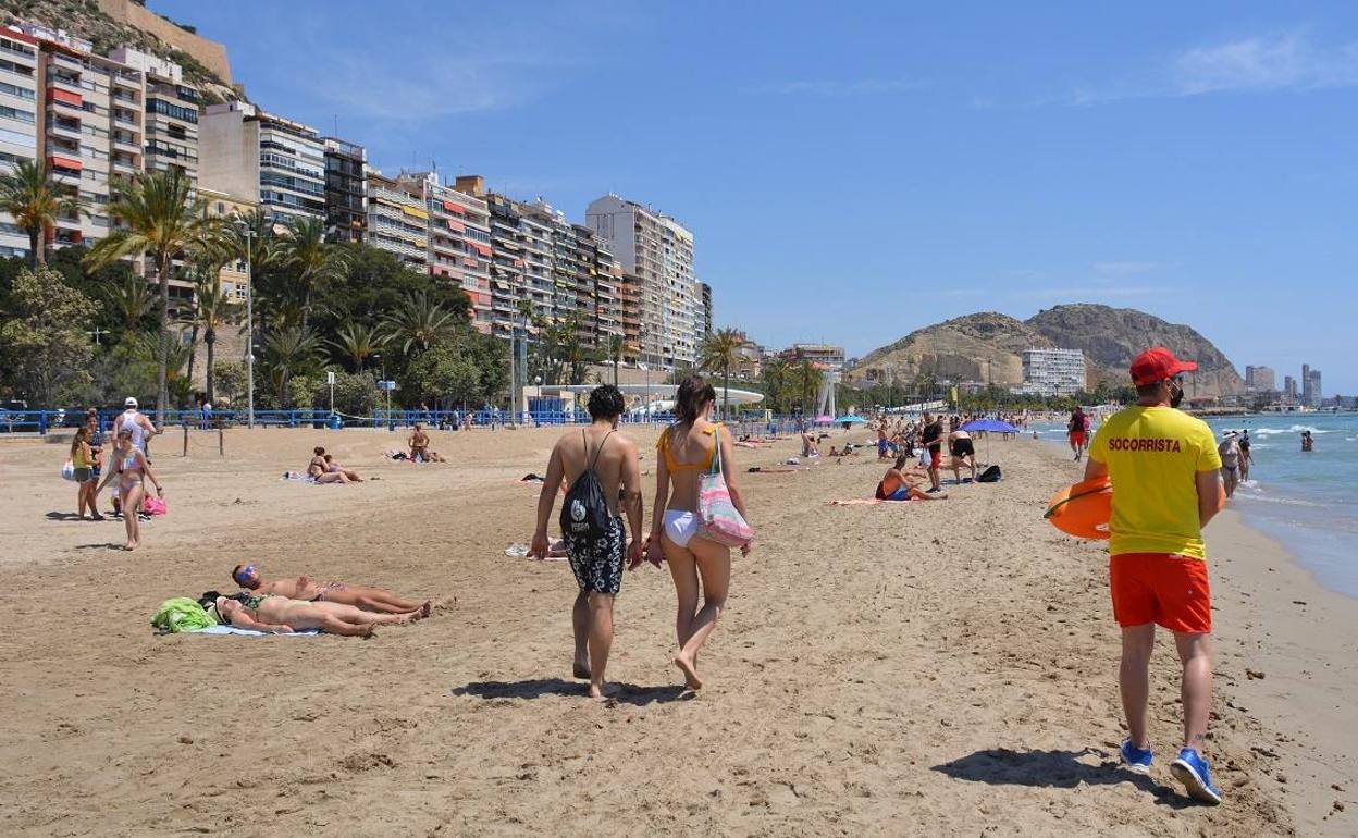 Así están hoy las playas y calas de Alicante y Campello: tiempo y bandera