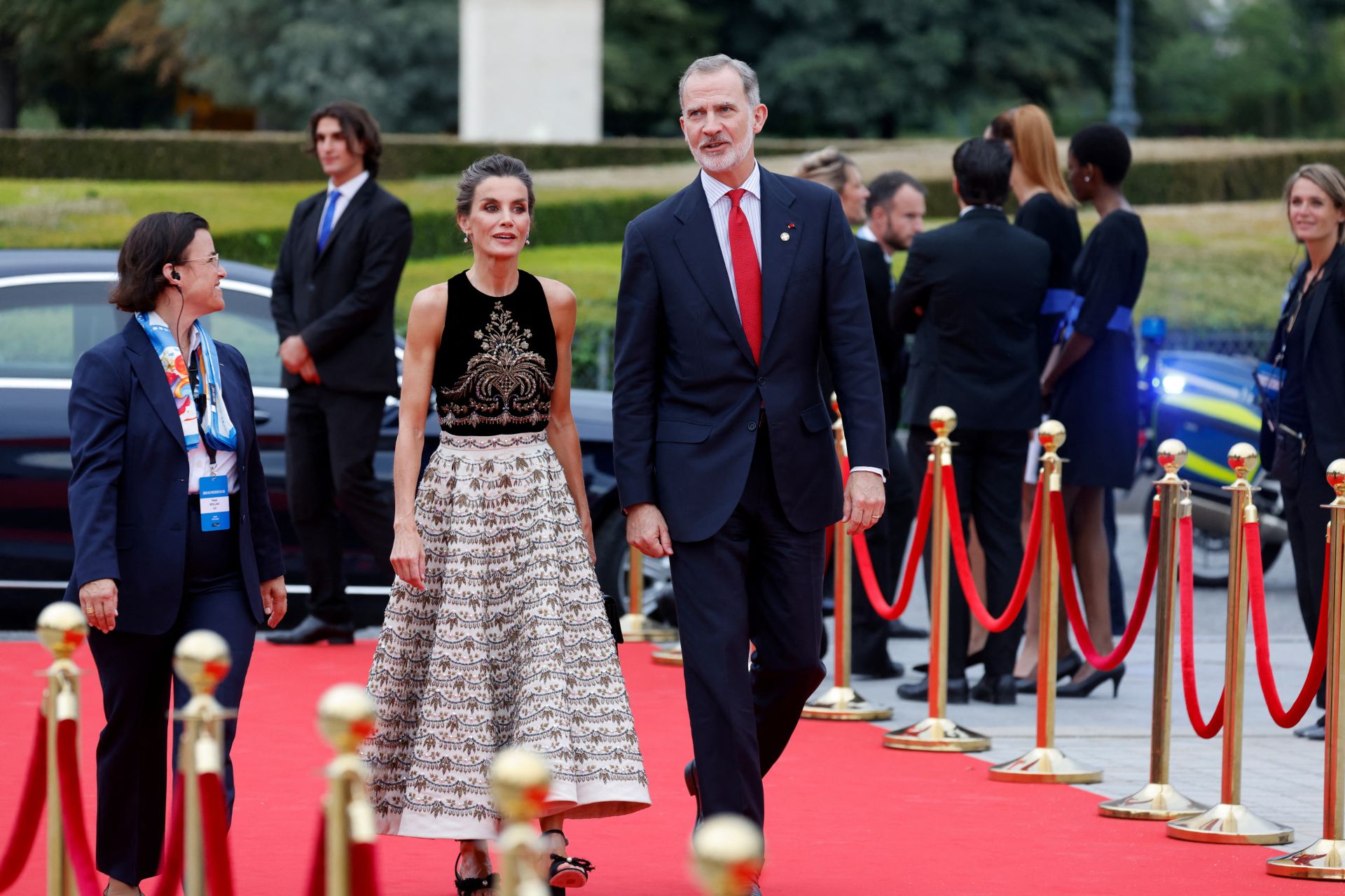 Letizia conquista París con un Dior de alta costura