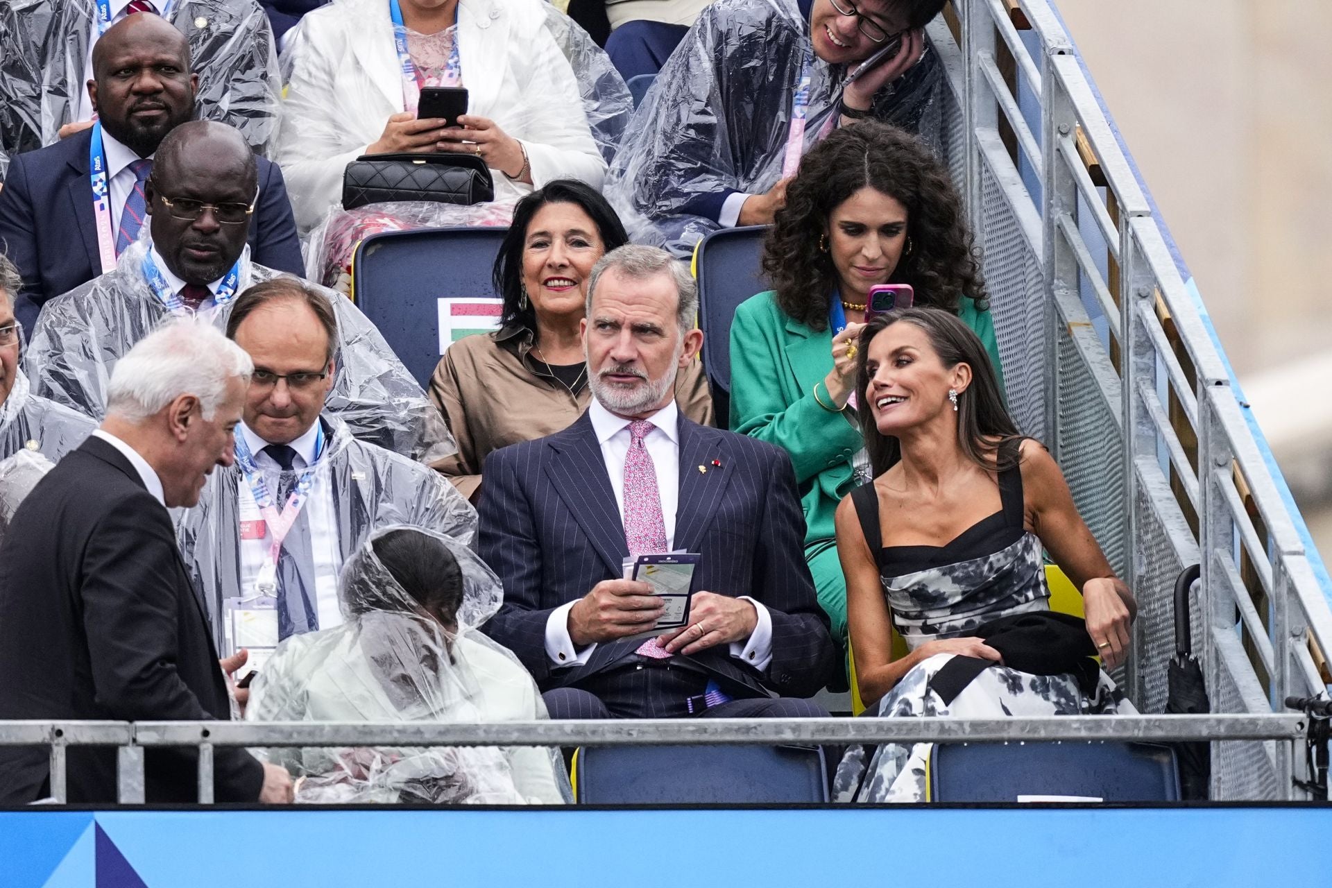 Los Reyes de España, bajo la lluvia en París