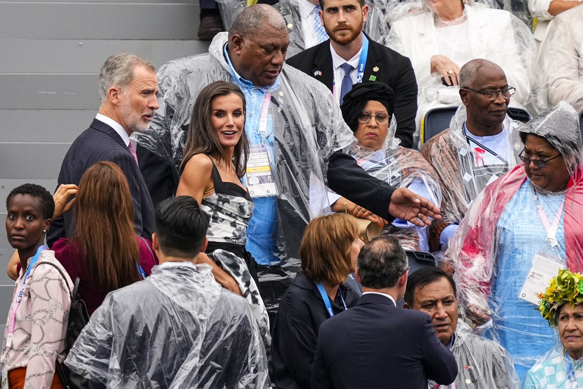 Los Reyes de España, bajo la lluvia en París