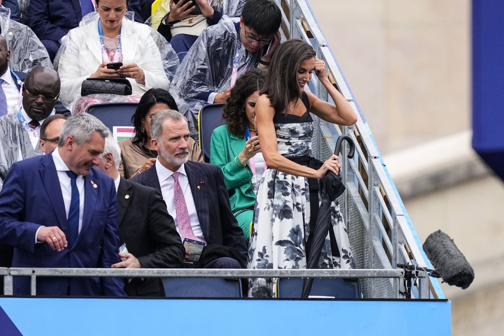 Los Reyes de España, bajo la lluvia en París