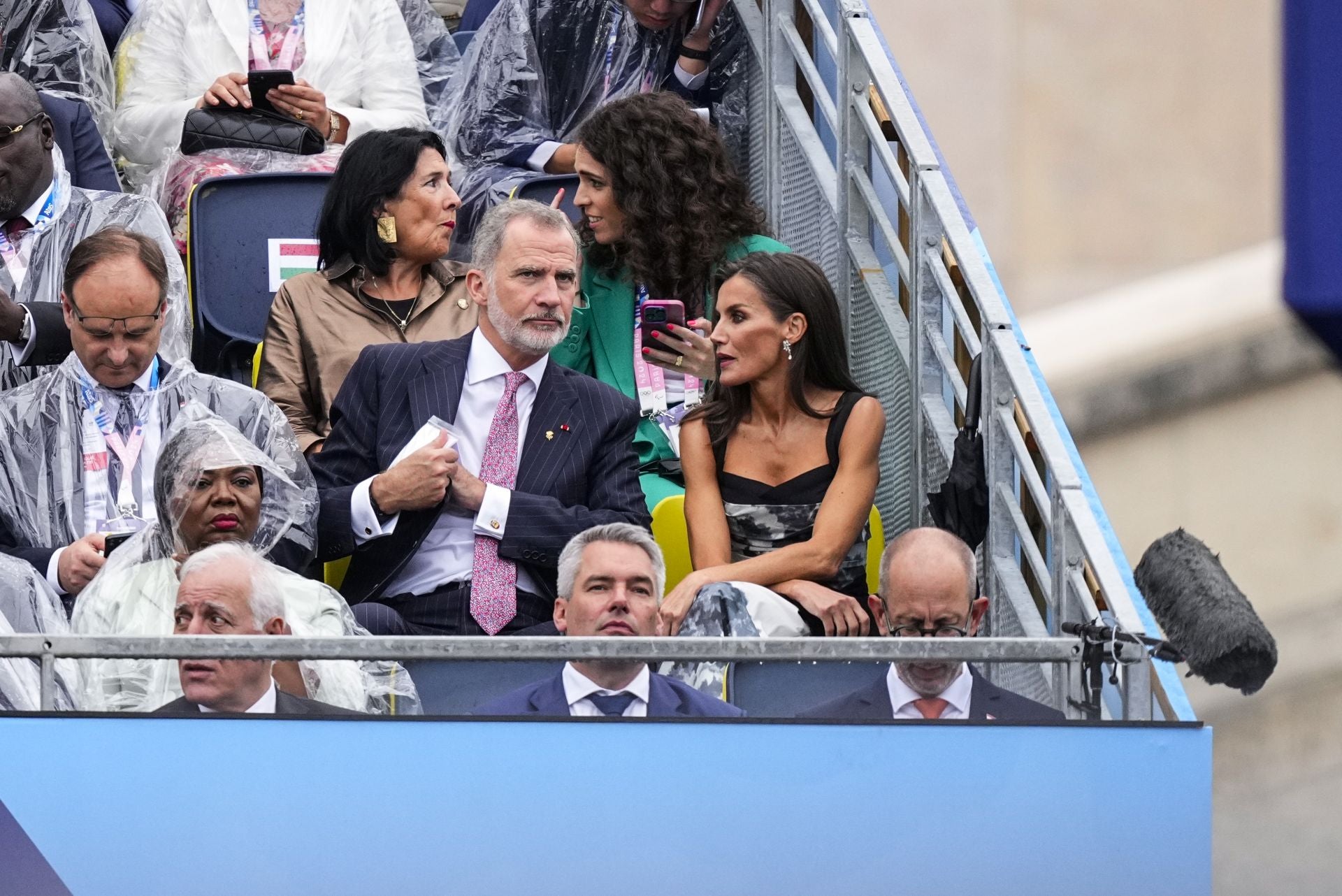 Los Reyes de España, bajo la lluvia en París