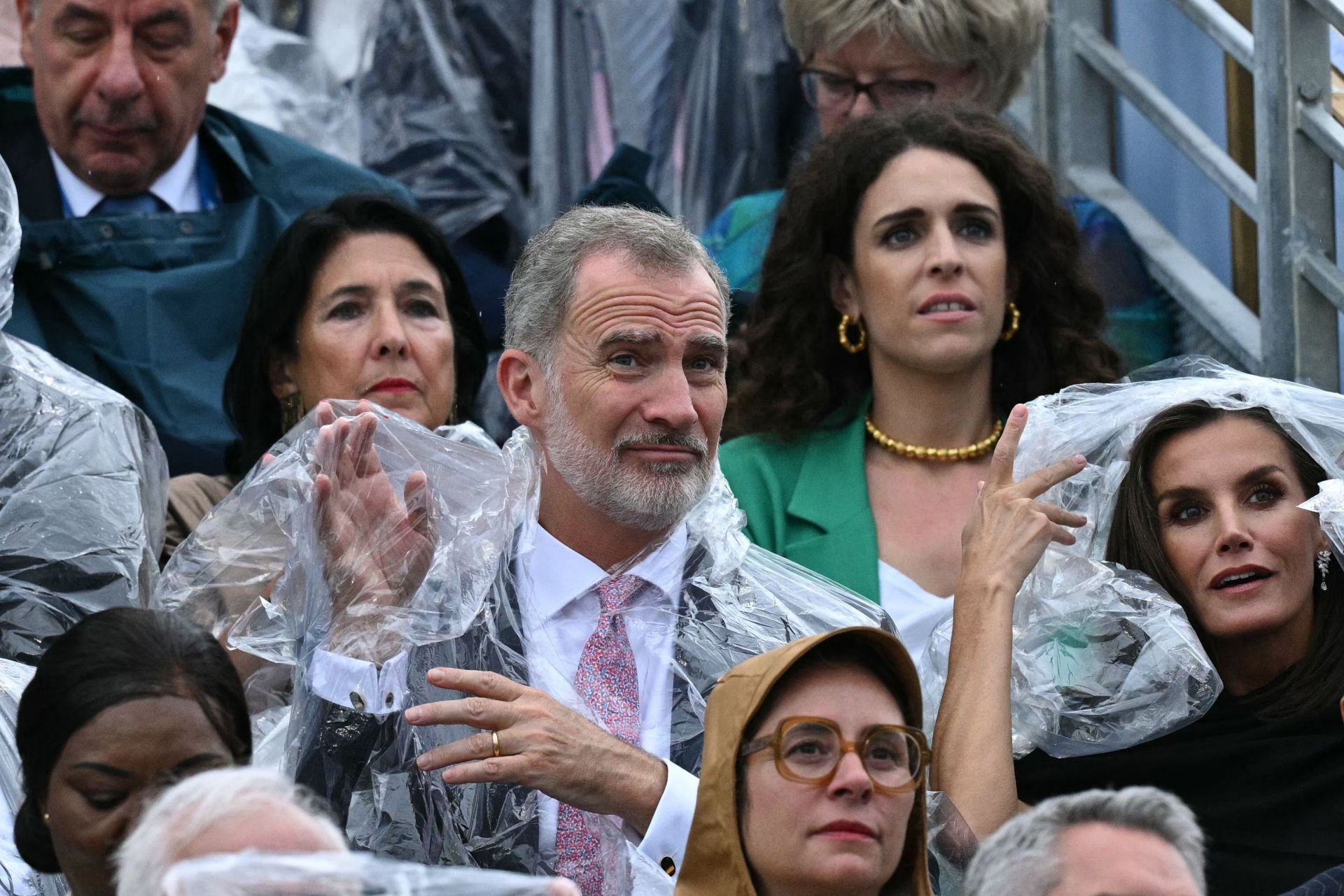 Los Reyes de España, bajo la lluvia en París