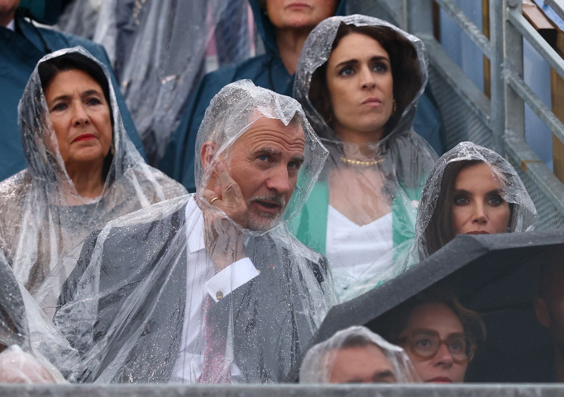 Los Reyes de España, bajo la lluvia en París