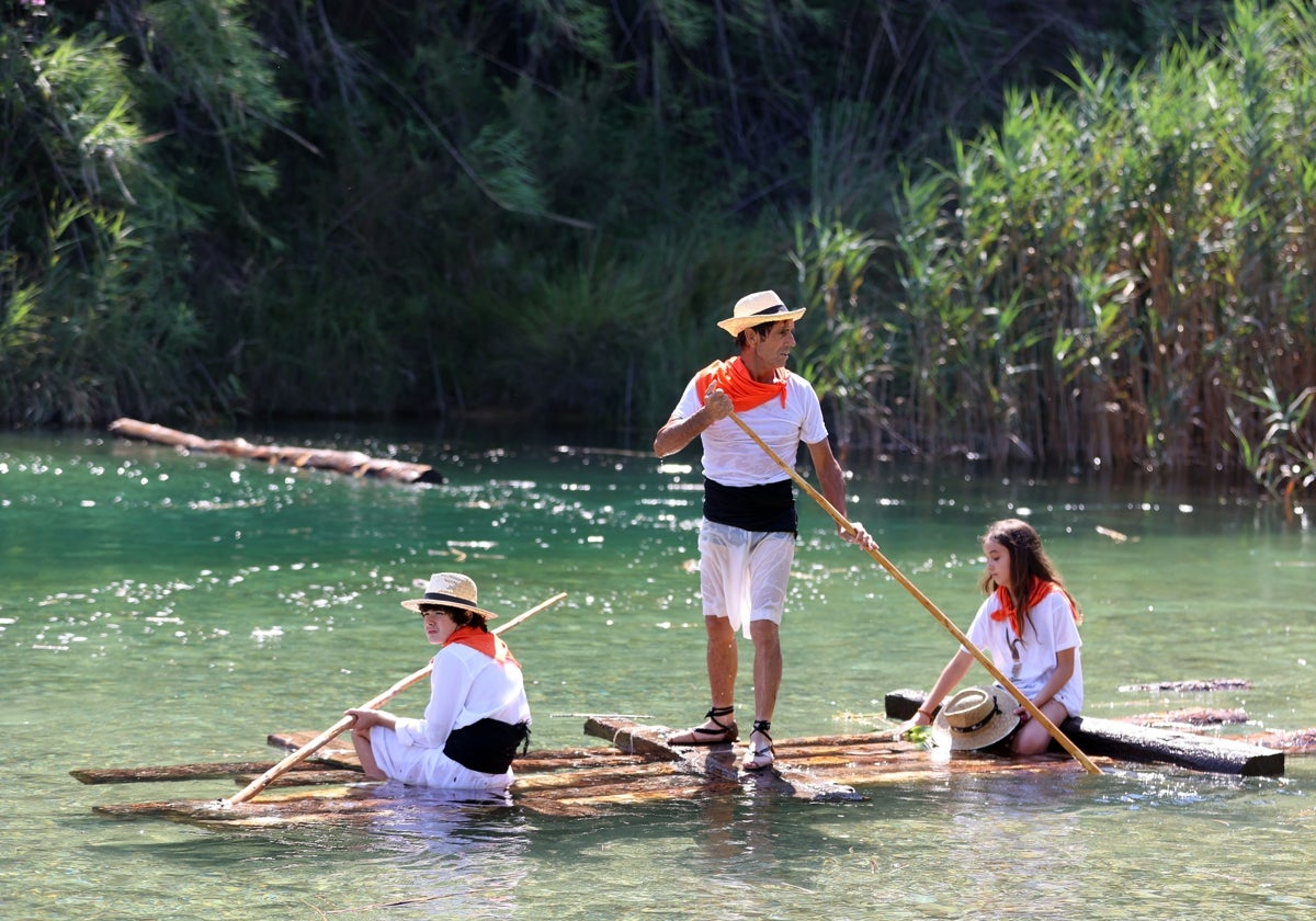 Miembros de la asociación en el recorrido que hacen actualmente por el río.