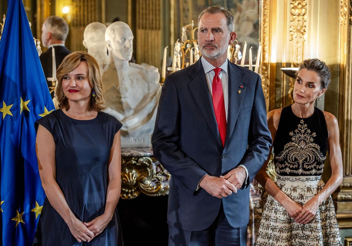 Letizia conquista París con un Dior de alta costura