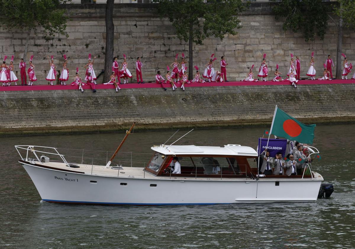 La delegación de Bangladesh, en su paseo por el Sena.