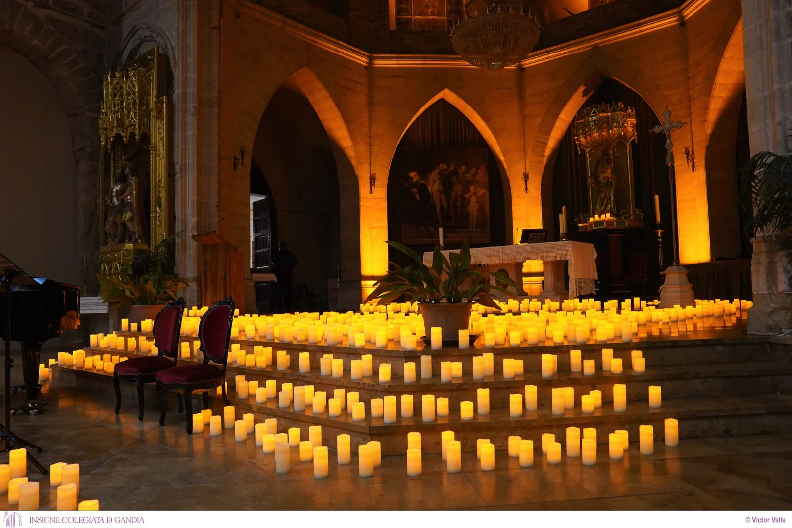 La Colegiata de Gandia vuelve a iluminarse bajo la luz de las velas 