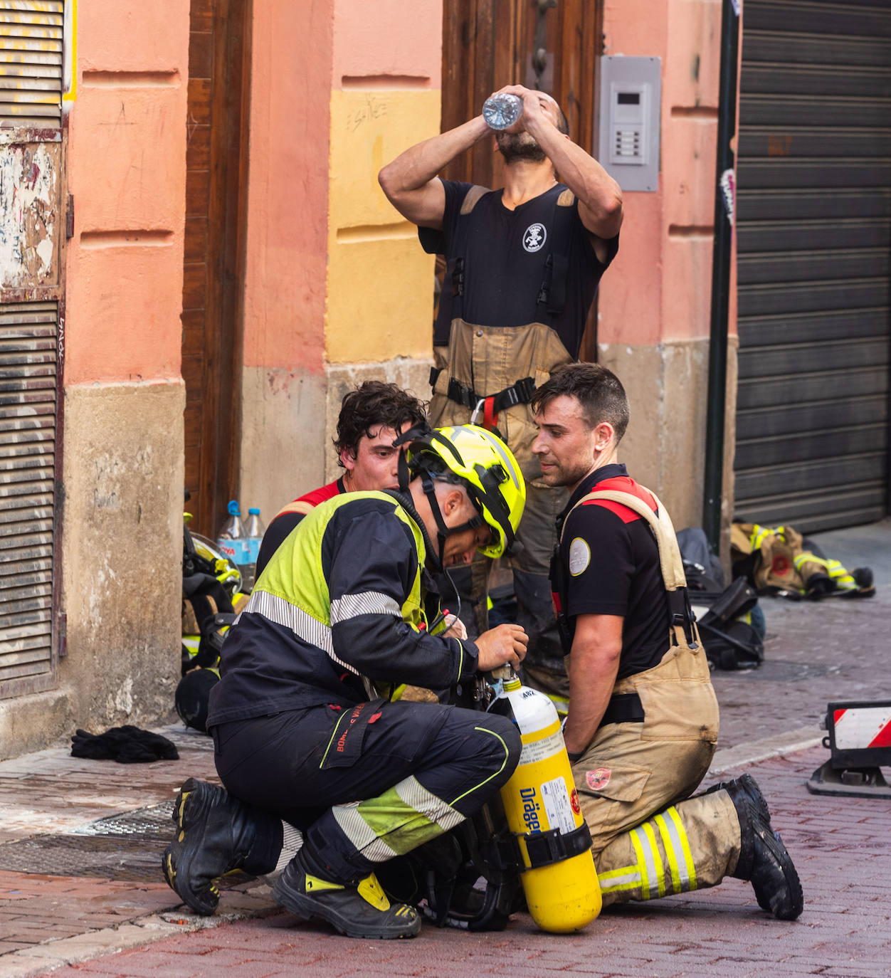 Fotos: un incendio en la calle Santa Teresa de Valencia obliga a evacuar a los vecinos