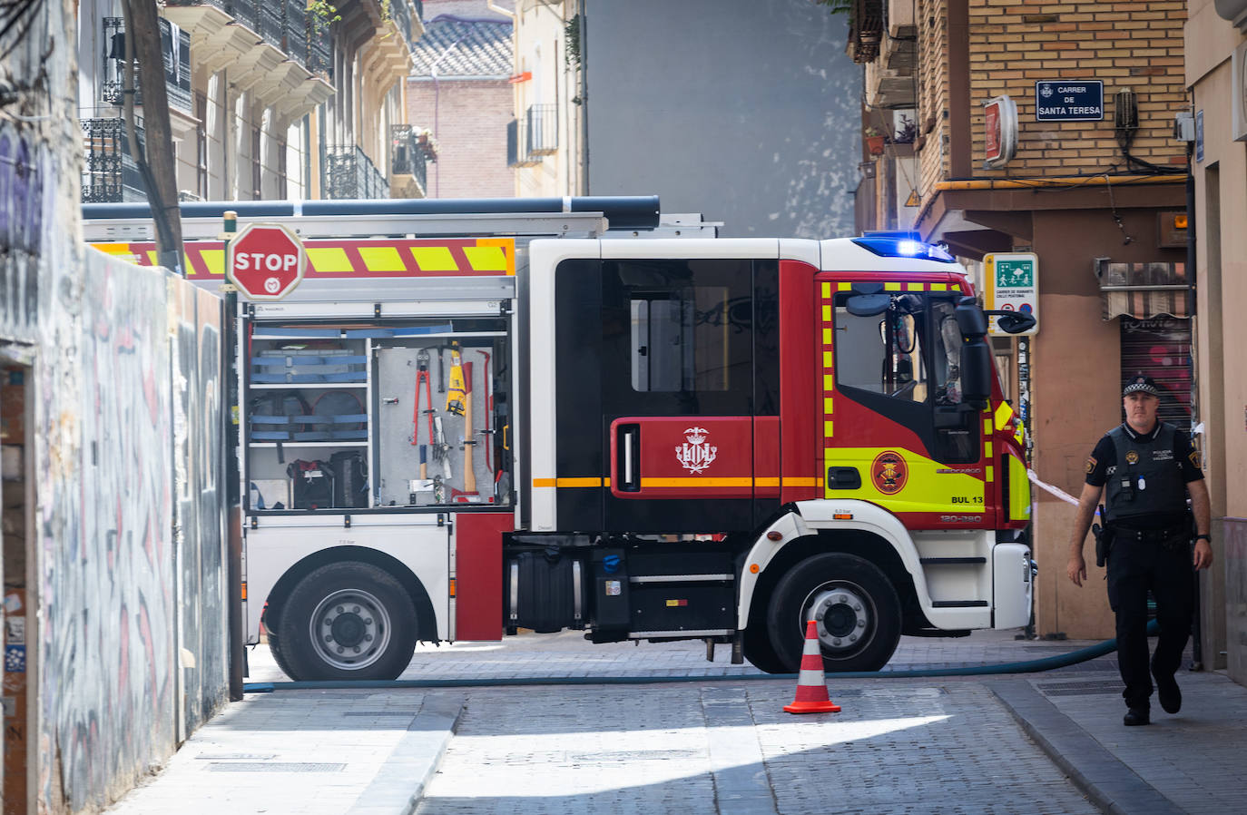 Fotos: un incendio en la calle Santa Teresa de Valencia obliga a evacuar a los vecinos