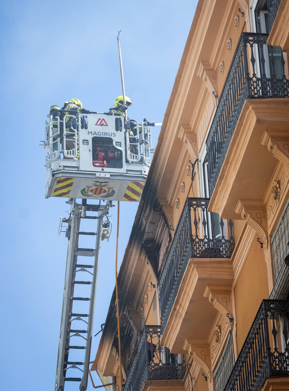 Fotos: un incendio en la calle Santa Teresa de Valencia obliga a evacuar a los vecinos