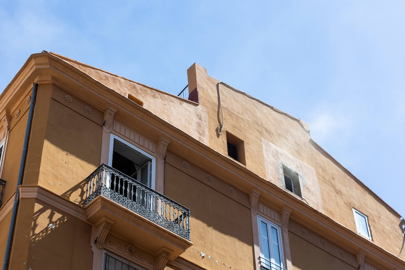 Fotos: un incendio en la calle Santa Teresa de Valencia obliga a evacuar a los vecinos