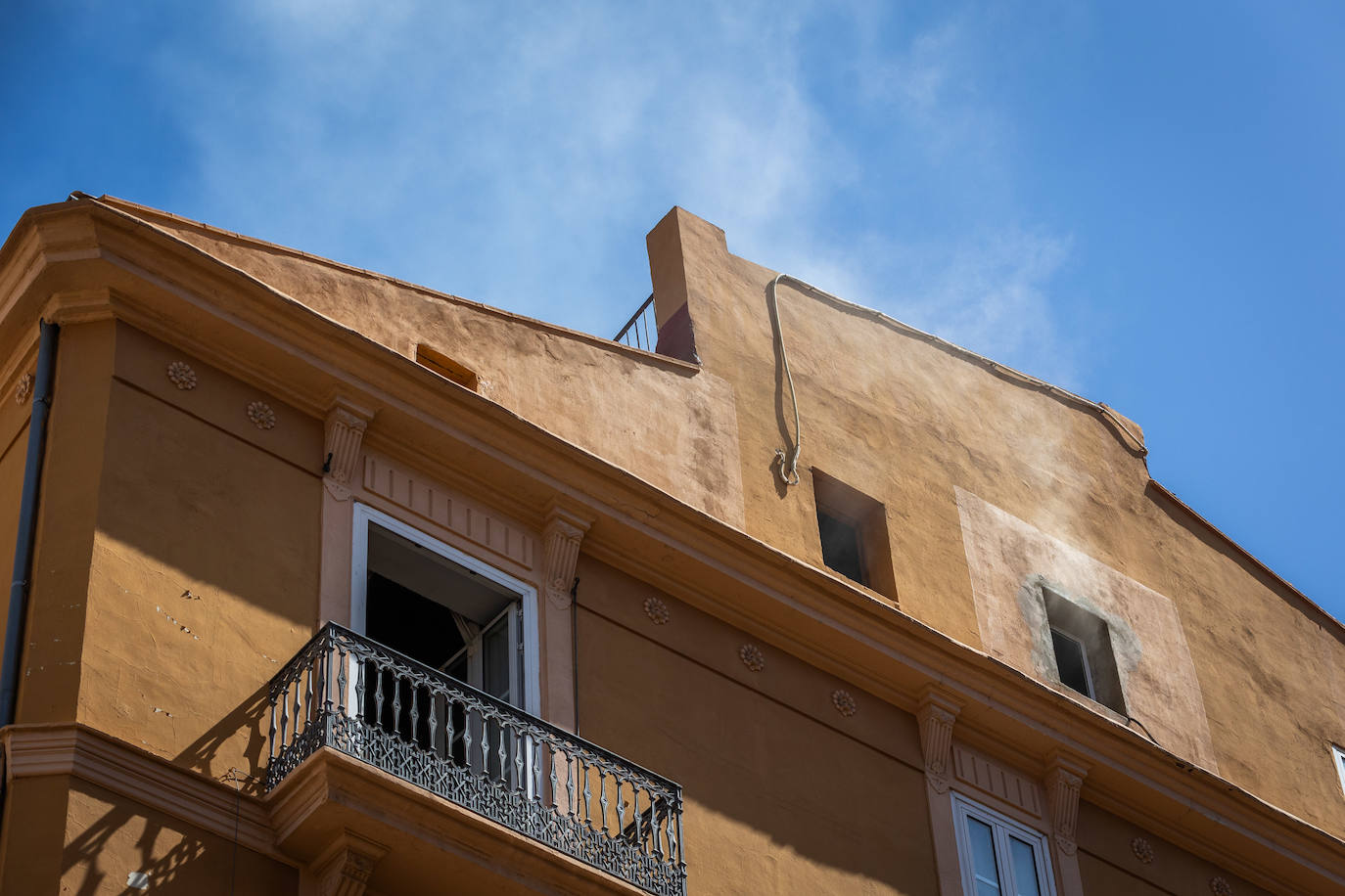 Fotos: un incendio en la calle Santa Teresa de Valencia obliga a evacuar a los vecinos