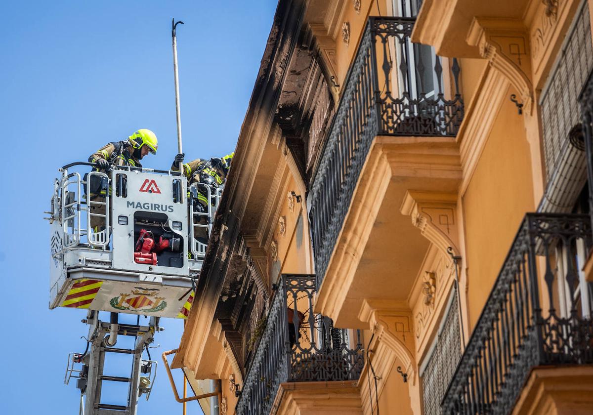 Fotos: un incendio en la calle Santa Teresa de Valencia obliga a evacuar a los vecinos