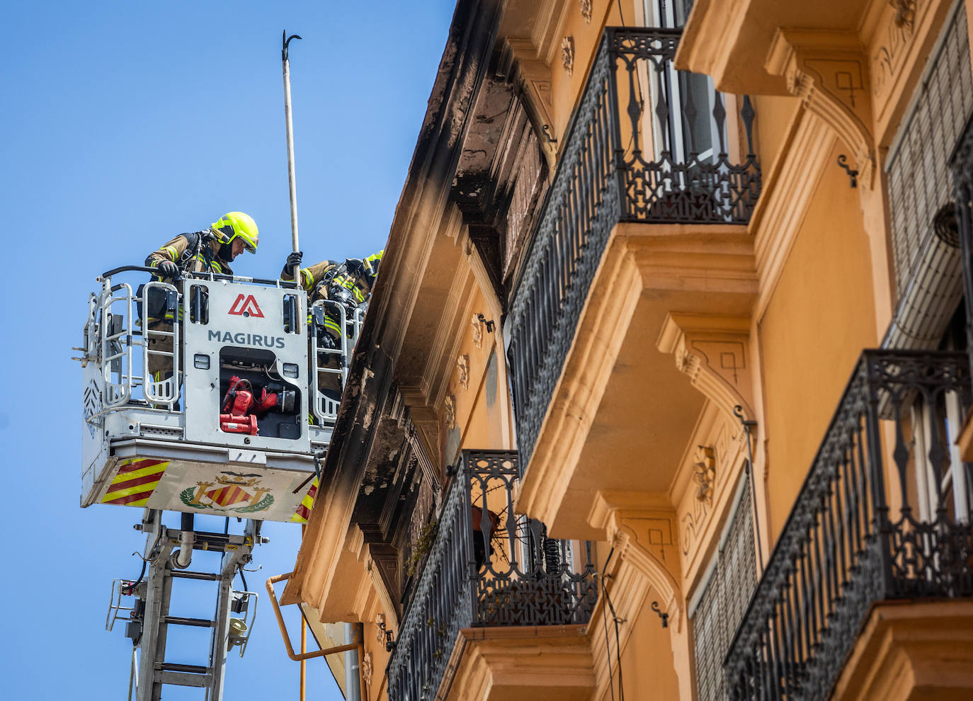 Fotos: un incendio en la calle Santa Teresa de Valencia obliga a evacuar a los vecinos