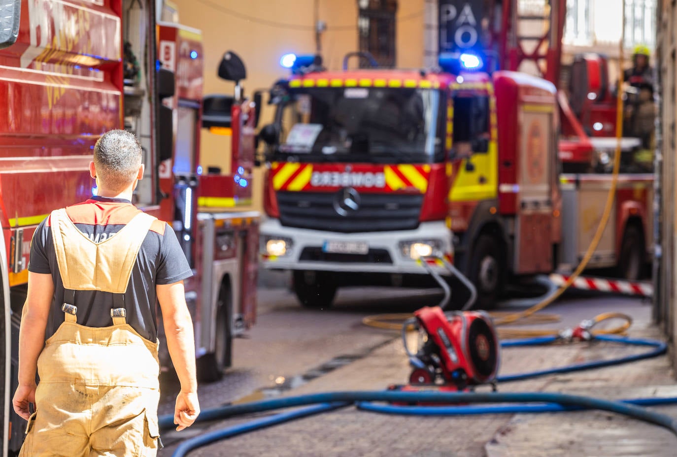 Fotos: un incendio en la calle Santa Teresa de Valencia obliga a evacuar a los vecinos