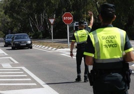 Un control de tráfico en la carretera de El Saler.