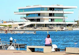 Dársena del Puerto, con el Veles e Vents al fondo.