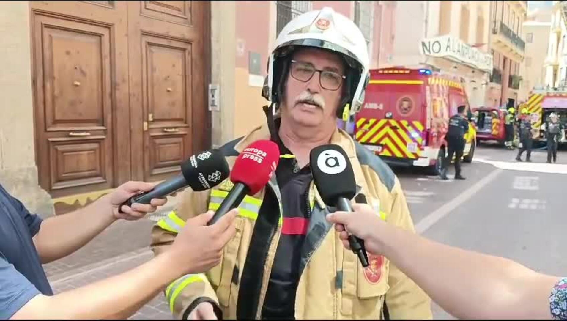 Un bombero explica cómo ha sido el incendio en la calle Santa Teresa de Valencia